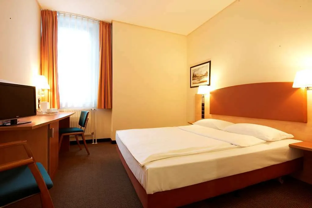 Intercityhotel Hamburg Hauptbahnhof 4*,
